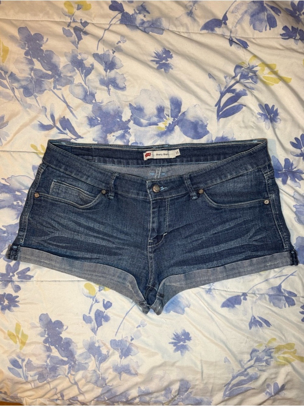vintage y2k levi’s low rise whiskered shorty shorts, size 15